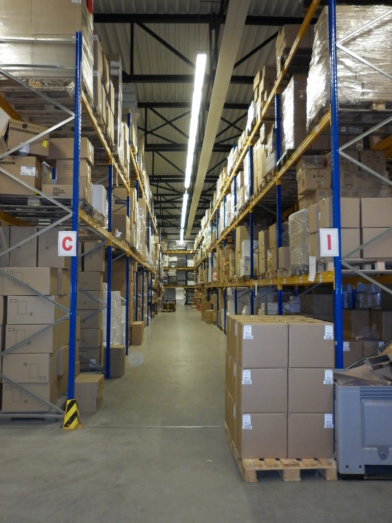Magazijnpad met dozen op stellingen